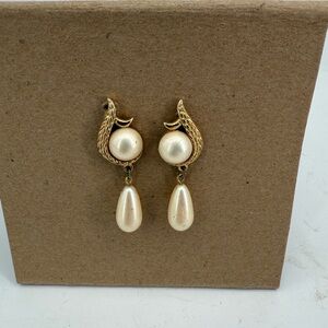 Vintage Elegant Gold and Cream Drop Earrings